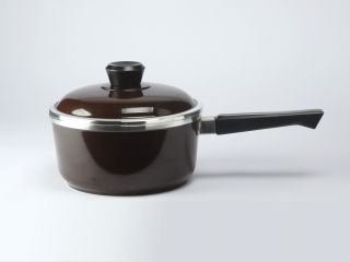 OLLA CON TAPA Y MANGO 2 L.